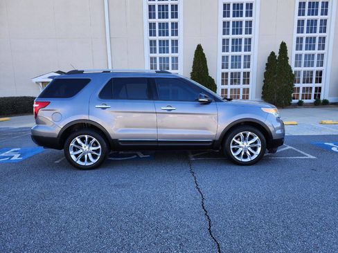 Used 2013 Ford Explorer XLT image 21