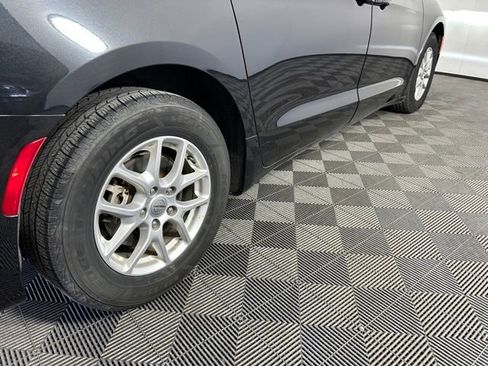 Used 2023 Chrysler Pacifica Touring-L image 5