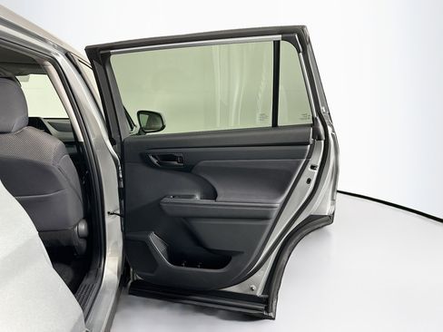 Used 2024 Toyota Highlander LE image 33