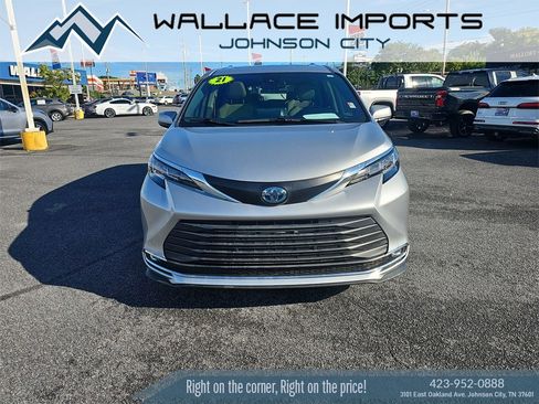 Used 2021 Toyota Sienna XLE image 2