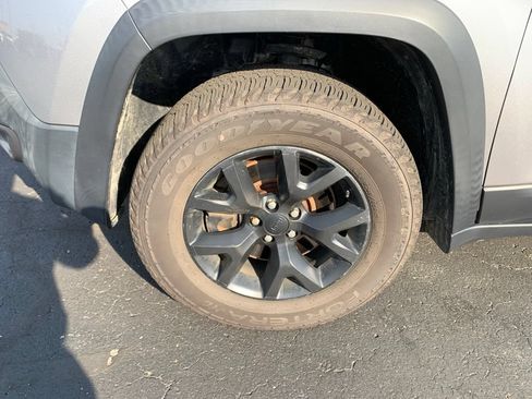 Used 2018 Jeep Cherokee Trailhawk AWD/4WD image 19