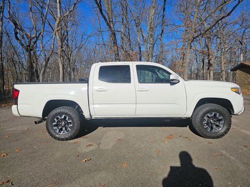 Used 2020 Toyota Tacoma TRD Off-Road image 3