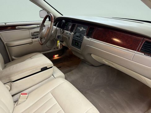 Used 2003 Lincoln Town Car Signature image 20