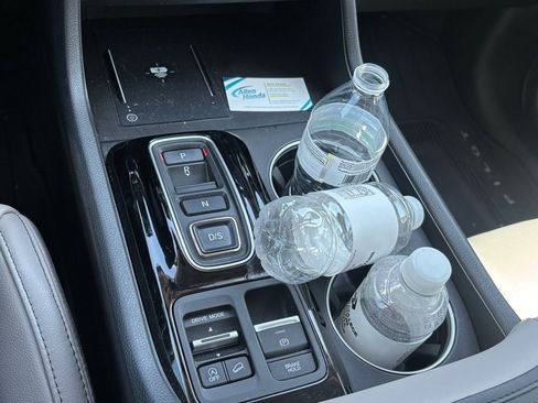 Used 2025 Honda Pilot Touring image 14