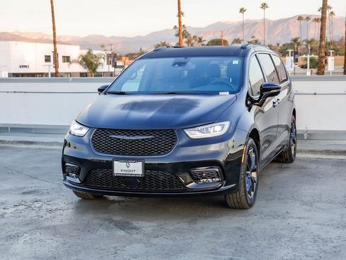 New 2026 Chrysler Pacifica Select w/ S Appearance Package image 4