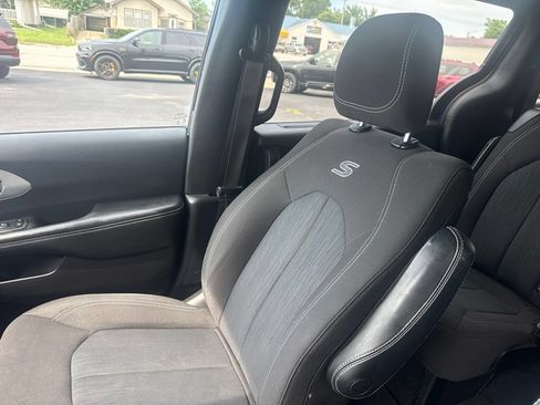 Used 2021 Chrysler Pacifica Touring w/ S Appearance Package FWD image 12
