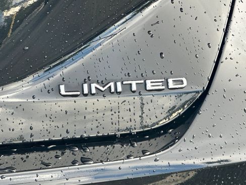 Used 2020 Toyota Avalon Limited image 23