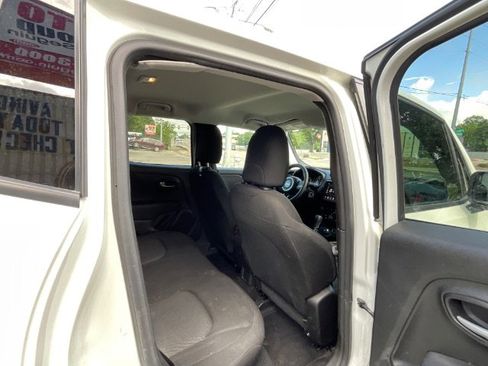 Used 2023 Jeep Renegade Latitude AWD/4WD image 6