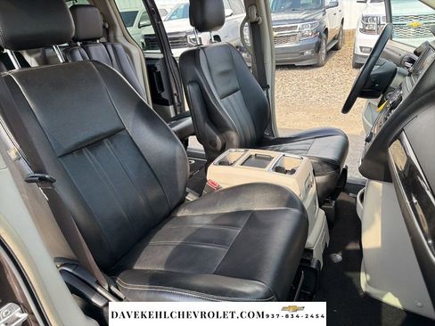 Used 2015 Chrysler Town & Country Touring image 22