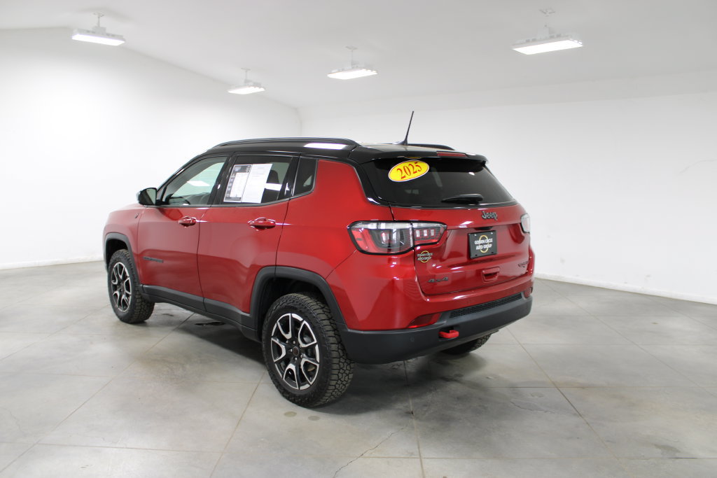 Used 2025 Jeep Compass Trailhawk AWD/4WD image 7