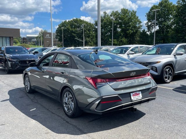 Used 2025 Hyundai Elantra Hybrid FWD image 4