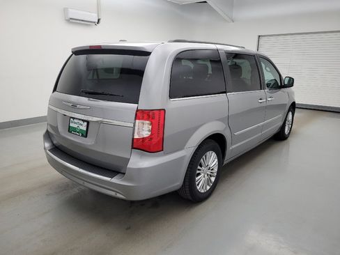 Used 2015 Chrysler Town & Country Touring-L w/ Driver Convenience Group FWD image 9