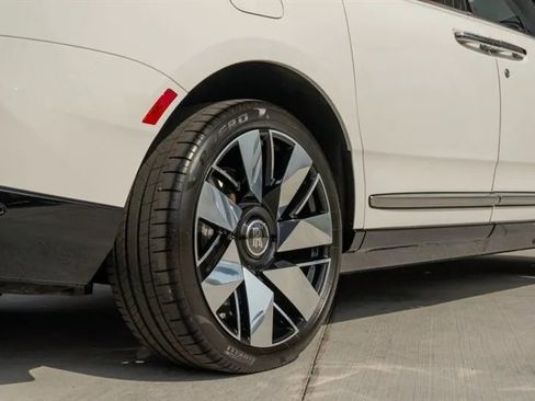 Used 2025 Rolls-Royce Cullinan image 40