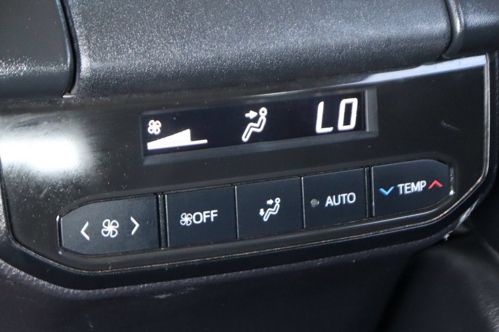 Used 2022 Toyota Highlander XLE FWD image 39