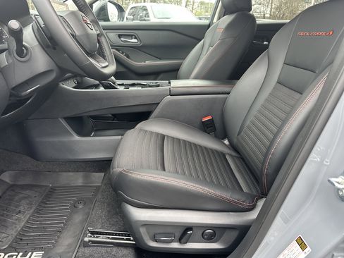 Used 2025 Nissan Rogue SV image 11