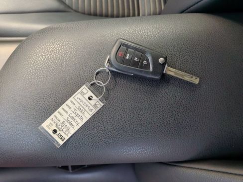Used 2022 Toyota Camry SE FWD image 34