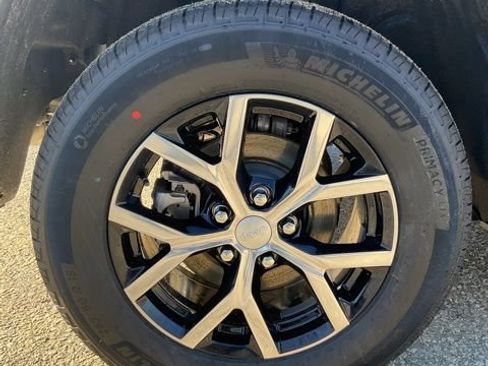 Used 2025 Jeep Grand Cherokee Limited image 19