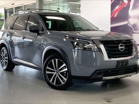 Used 2024 Nissan Pathfinder Platinum w/ Cargo Package AWD/4WD image 19