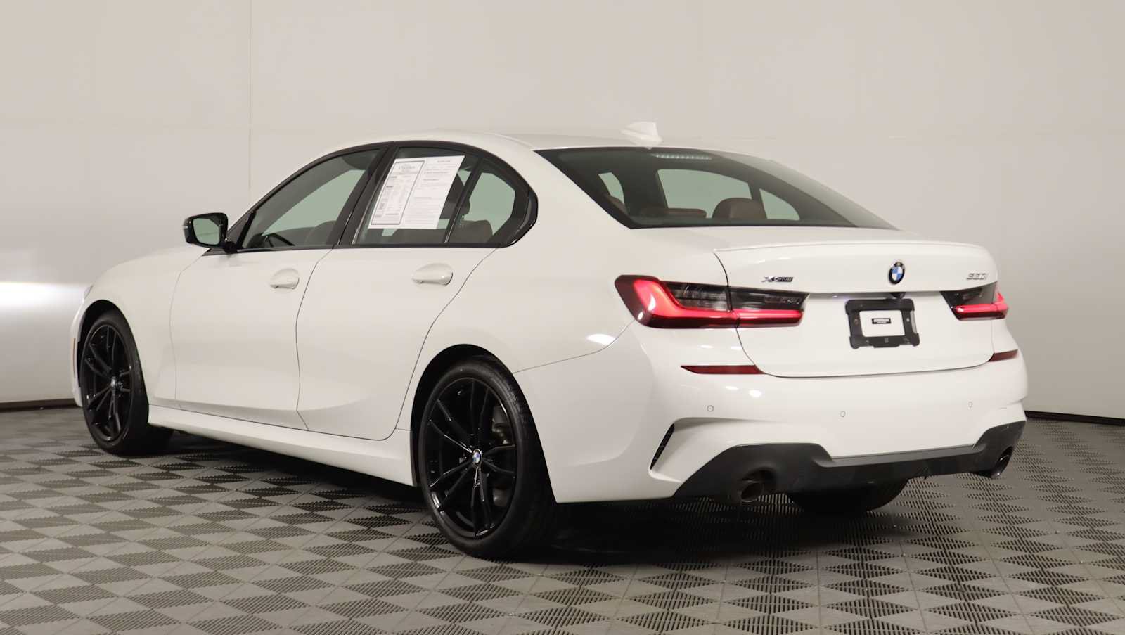 Used 2022 BMW 330i xDrive Sedan w/ M Sport Package AWD/4WD image 4
