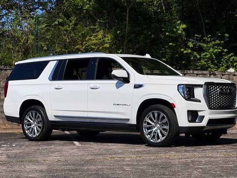 Used 2023 GMC Yukon XL Denali AWD/4WD image 2