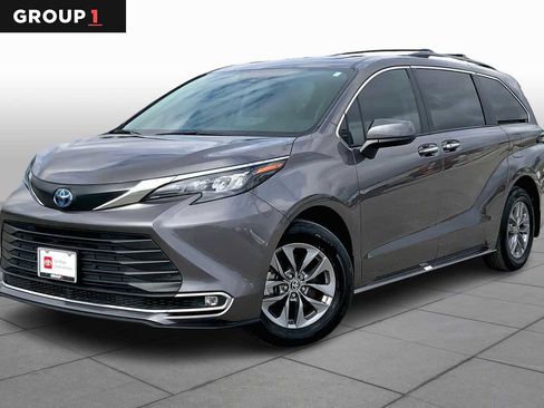 Used 2024 Toyota Sienna XLE image 1