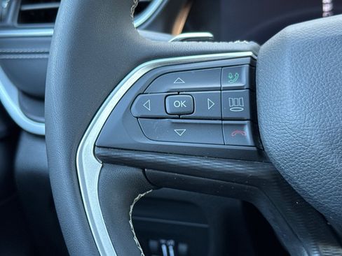 Used 2023 Jeep Grand Cherokee Laredo image 27