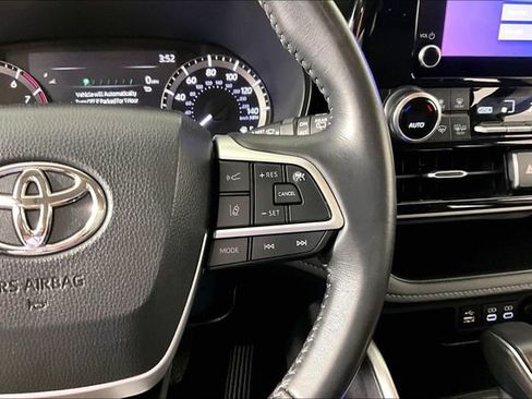 Used 2025 Toyota Highlander LE FWD image 9