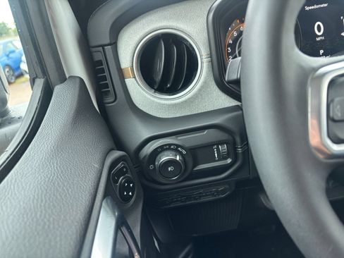 Used 2025 Jeep Wrangler Unlimited Sahara AWD/4WD image 33