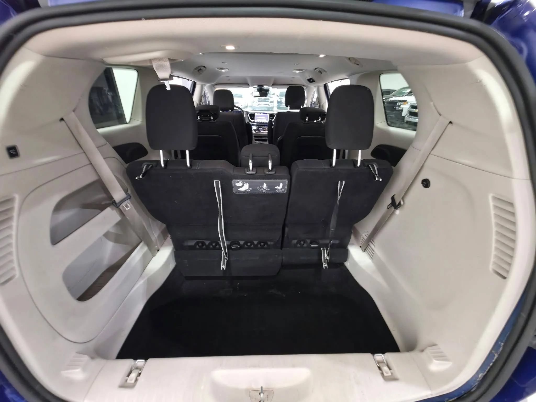 Used 2021 Chrysler Pacifica Touring w/ Cold Weather Group FWD image 5
