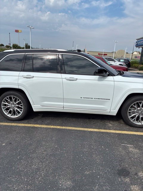 Used 2023 Jeep Grand Cherokee Summit AWD/4WD image 5