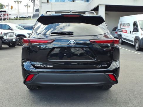 Used 2024 Toyota Highlander LE AWD/4WD image 6