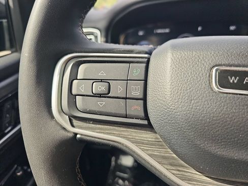 Used 2023 Jeep Wagoneer L Series II AWD/4WD image 17