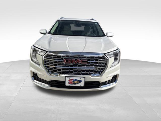 Used 2022 GMC Terrain Denali w/ Denali Premium Package AWD/4WD image 2
