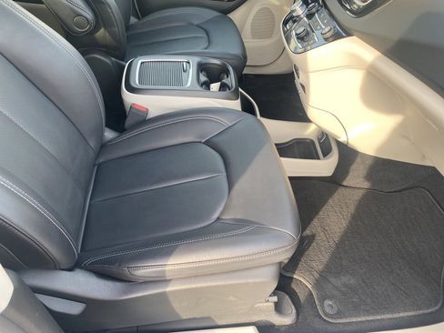 Used 2024 Chrysler Pacifica Touring-L image 26