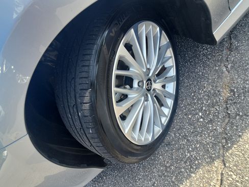 Used 2020 Toyota Camry XLE w/ Sunroof Package FWD image 30