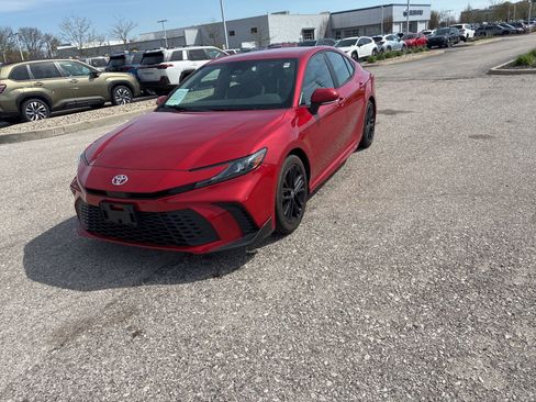 Used 2025 Toyota Camry SE FWD image 8