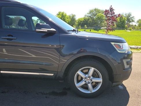 Used 2017 Ford Explorer XLT w/ Equipment Group 202A AWD/4WD image 4