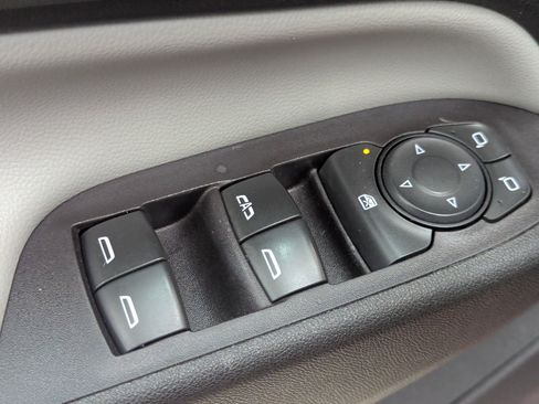 Used 2020 Chevrolet Equinox LS image 23