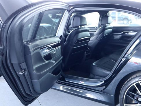 Used 2018 BMW 750i RWD image 32