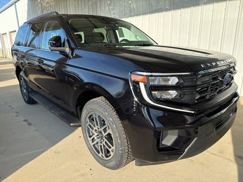 New 2025 Ford Expedition Active image 2