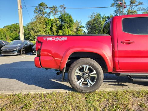 Used 2018 Toyota Tacoma TRD Sport image 7
