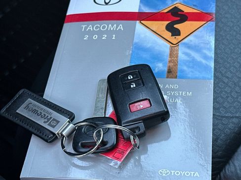 Used 2021 Toyota Tacoma TRD Off-Road image 11