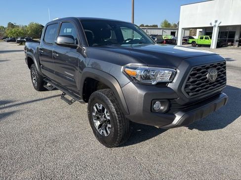 Used 2020 Toyota Tacoma TRD Off-Road w/ Technology Package image 4