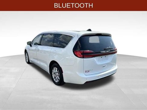 Used 2024 Chrysler Pacifica Touring-L FWD image 5