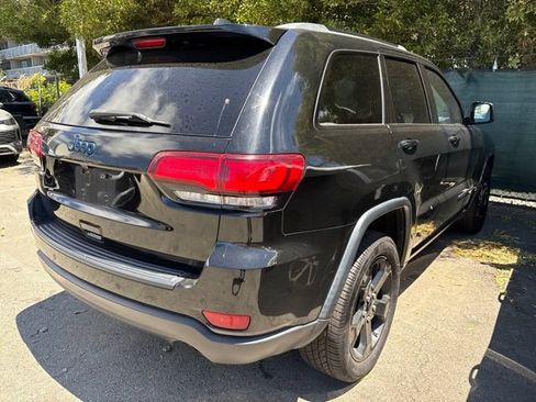 Used 2019 Jeep Grand Cherokee Laredo AWD/4WD image 3