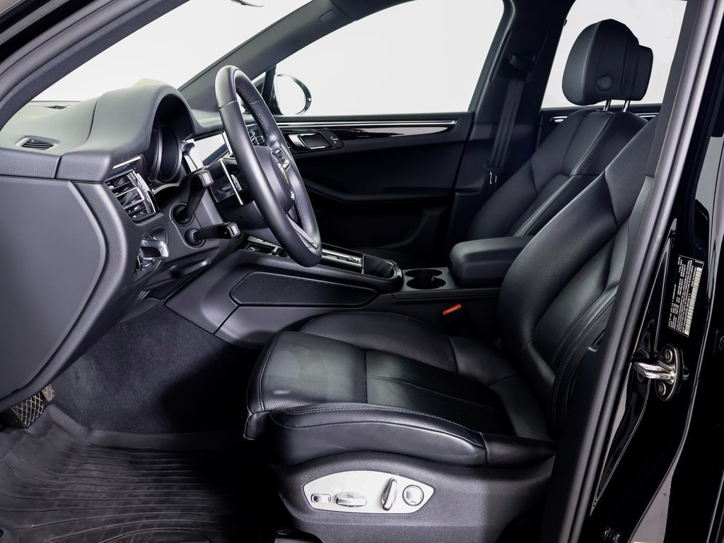 Used 2025 Porsche Macan AWD/4WD image 9