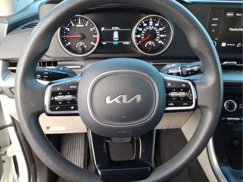 Used 2024 Kia Carnival LX FWD image 24