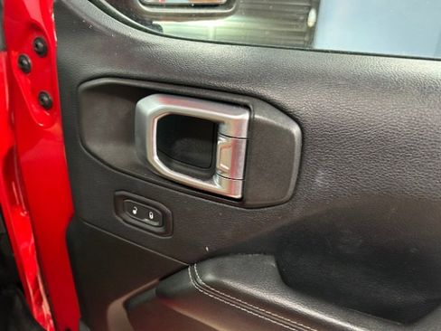 Used 2018 Jeep Wrangler Unlimited Sahara image 10