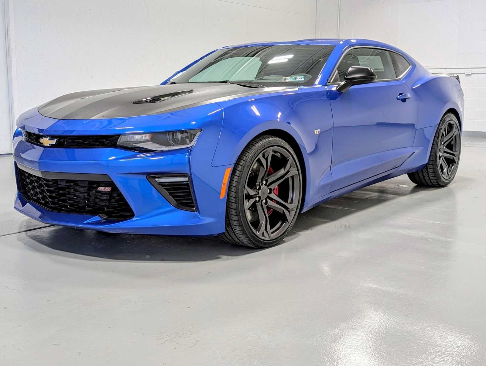 Used 2018 Chevrolet Camaro SS RWD image 1