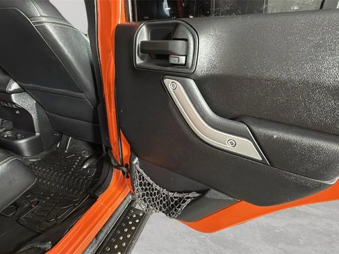 Used 2015 Jeep Wrangler Unlimited Rubicon image 32